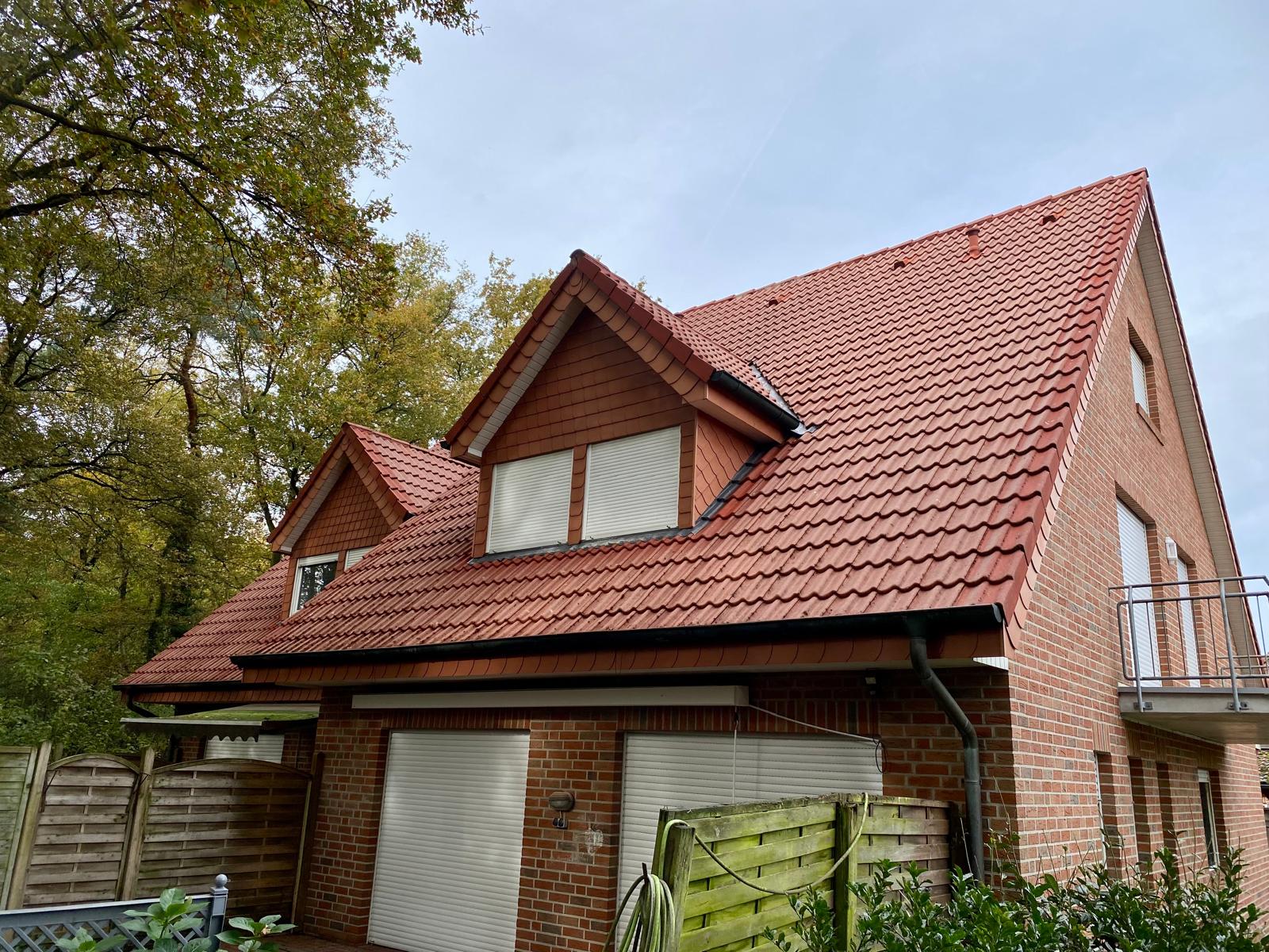 Nachher-Zustand: Das gleiche Dach nach der Reinigung, komplett befreit von Bewuchs und wie neu wirkend.