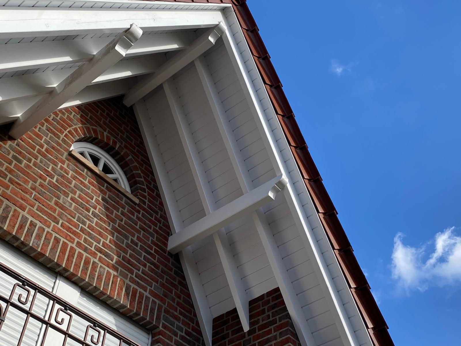 Reinigung von hellen Gesimsen und Dach&uuml;berst&auml;nden f&uuml;r ein sauberes Gesamtbild der Immobilie.