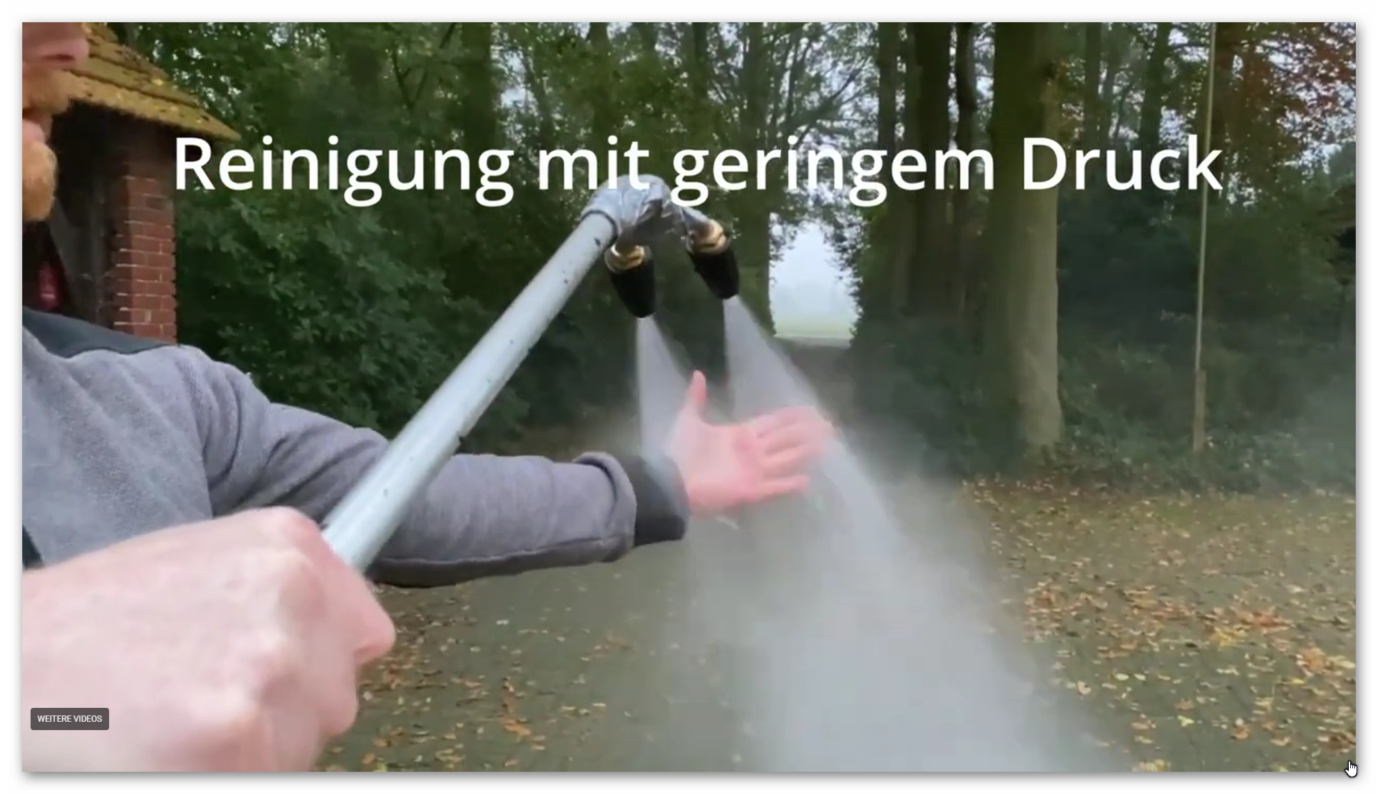 Demonstration der Materialschonung: Ein sanfter Wasserstrahl l&ouml;st Verschmutzungen, ohne die Dachoberfl&auml;che anzugreifen.
